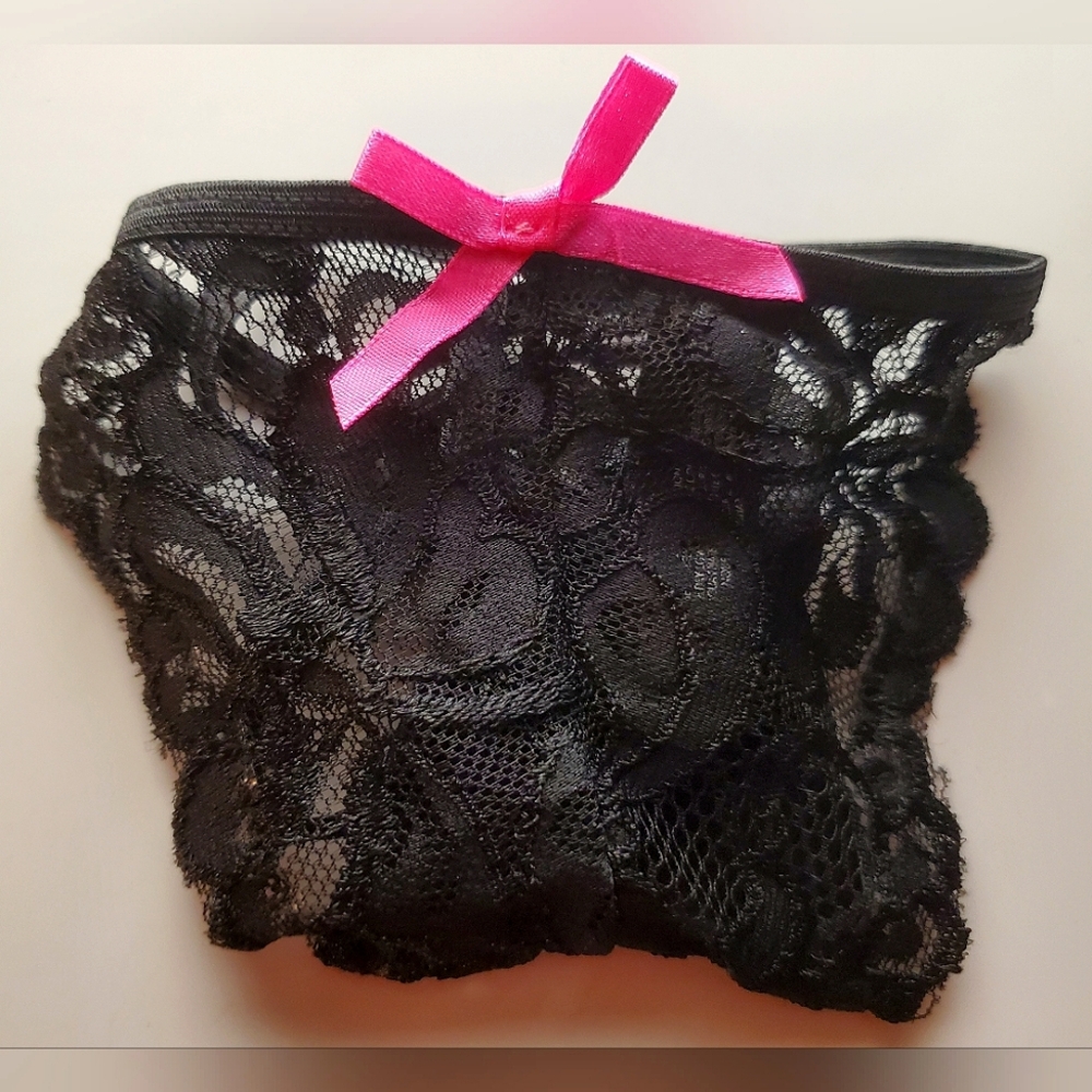 NWOT Black Lace Thong w/ Pink Bow 🎀